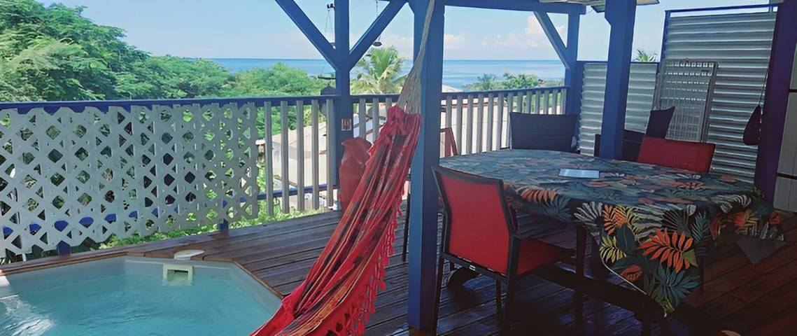 Bungalow pour 5 personnes, avec jacuzzi ainsi que jardin et terrasse