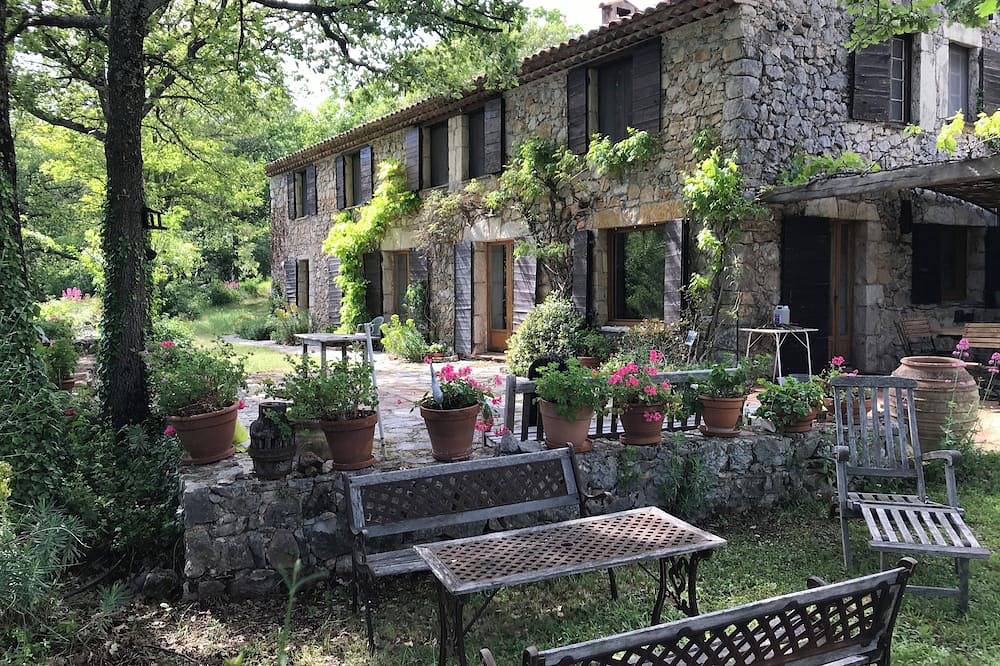 Former sheepfold in a large property with swimming pool, tennis, pétanque, table tennis. in Bargemon, Draguignan region