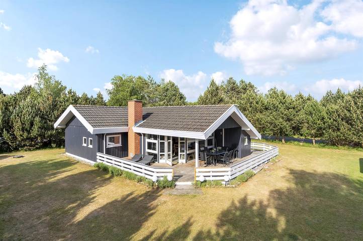 Feriehus for 8 personer, Jacuzzi og Terrasse i tillegg til Hage og Sauna i Rødby