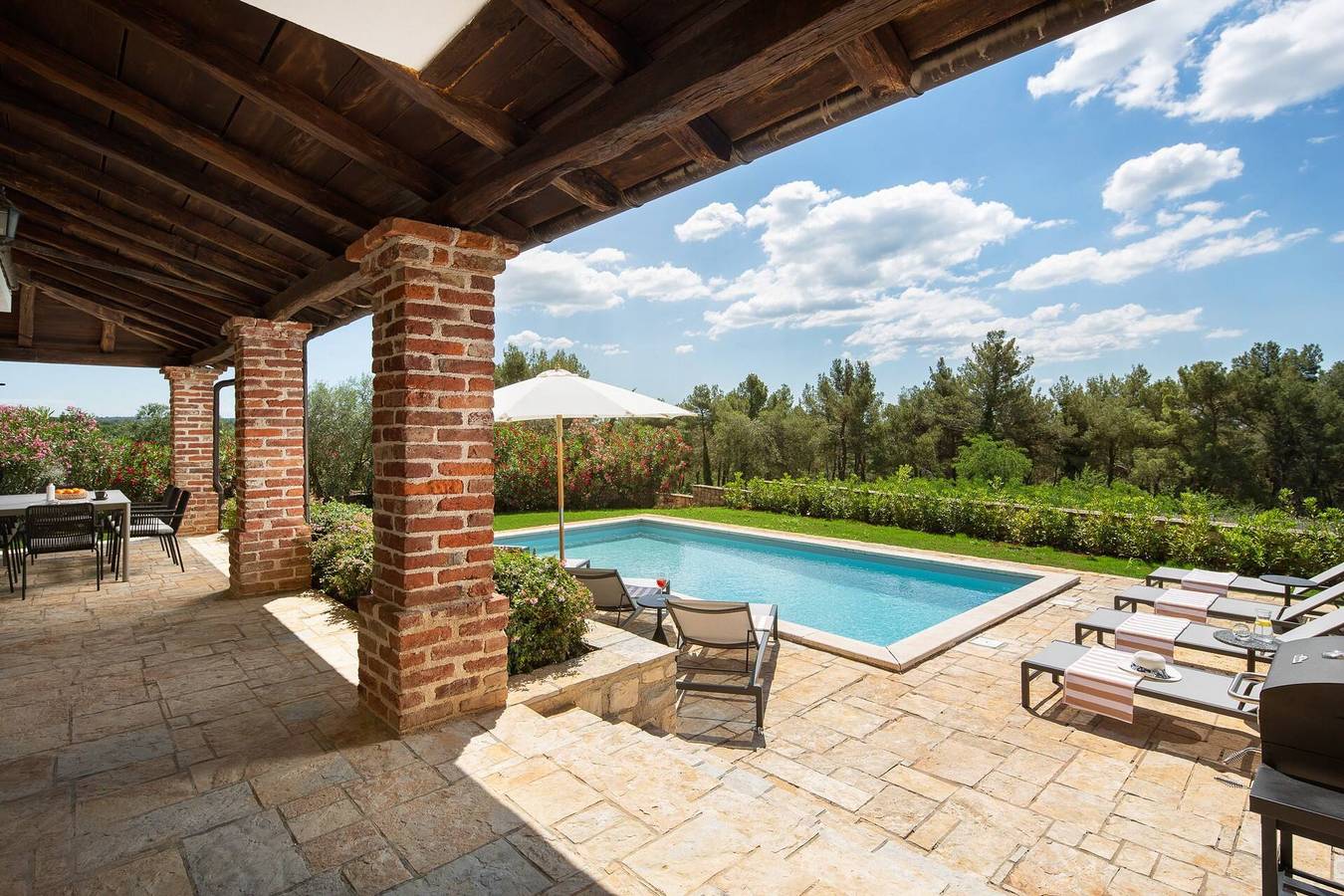 Rustikale Villa Rorripa mit Pool in Istrien, Panoramablick, tierfreundlich, ruhige Gegend, ideal für Familien, privater Parkplatz, Terrasse, eleganter Garten in Sveti Lovreč Pazenatički, Zentralistrien