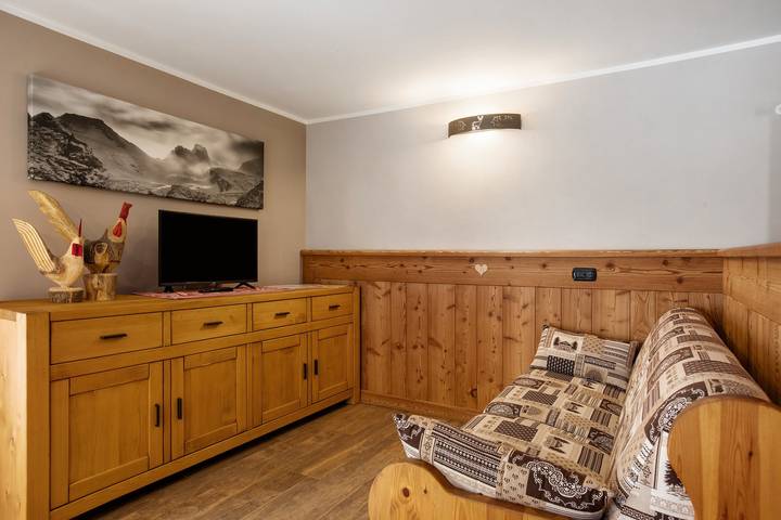 Entire apartment, Herbetet 4061 Maison Gerard: Mountain View, Shared Garden, Wi-Fi, Balcony, Parking in Lillaz (Cogne), Cogne