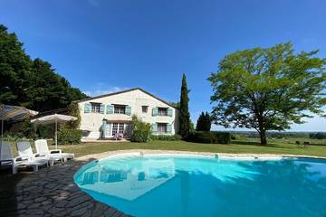 Gîte pour 4 personnes, avec terrasse ainsi que jardin et piscine à Baleyssagues