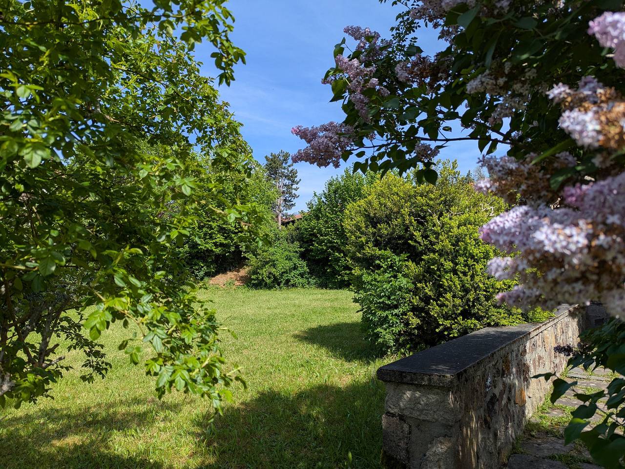 Charming Cottage with Courtyard in Historic Allègre Near Amenities in Allègre, Livradois-Forez Regional Nature Park