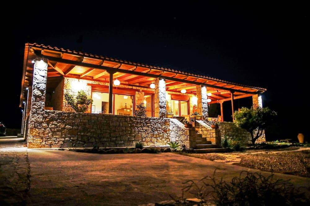 Leben Sie Ihr Märchen Mitten Im Wald Mit Einem Grossen Blick Auf Das Meer in Euböa