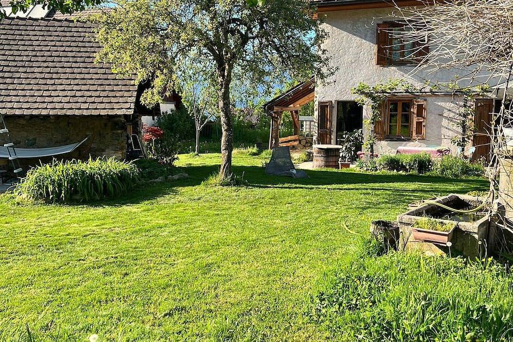 Belledonne: An Authentic Stone Family Home in La Combe-de-Lancey, Nationalpark Écrins