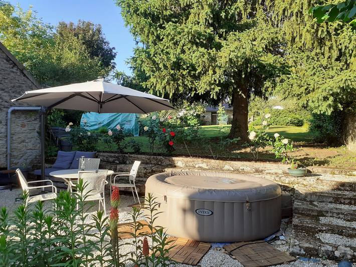 Location de vacances pour 2 personnes, avec Jacuzzi et Jardin à Brianny