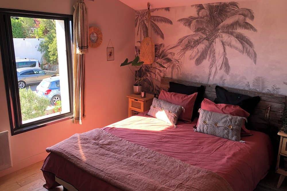 Chambre et salle de bain. Petit déjeuner et espace piscine privé compris. in Ginasservis, Région de Brignoles