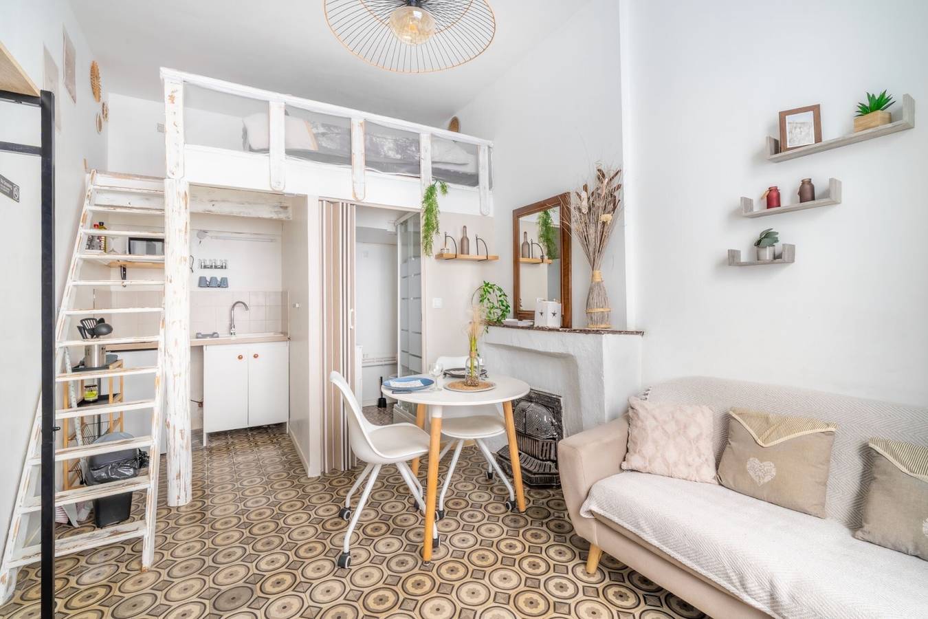 Apartamento entero, Apartamento 'Studio Cosy Au Centre De Ville - 2' con Wi-Fi in Beaucaire, Region de Nimes