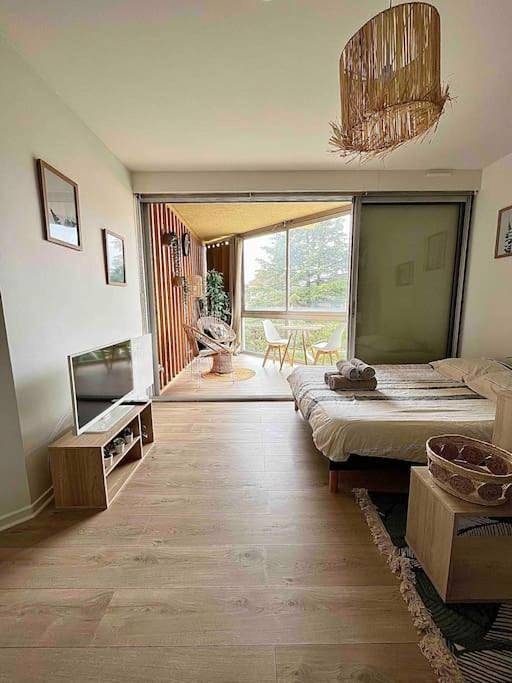 Appartement entier, The Jungle Studio, loggia & parking dans résidence in Romans-sur-Isère, Région de Valence