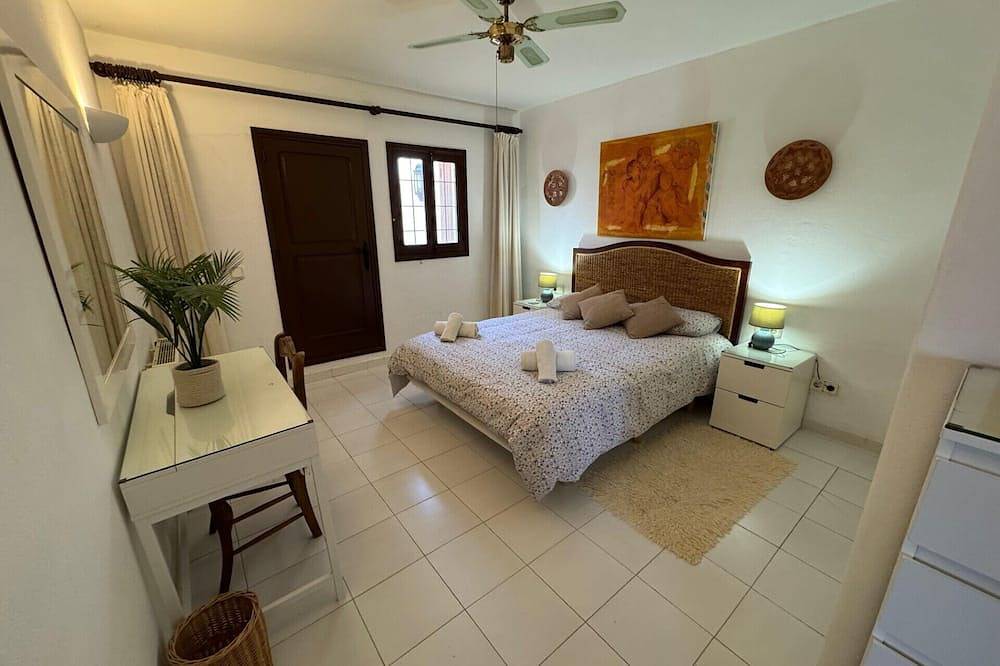 Tranquil Villa Escape - family sized hillside Villa with private swimming pool in Cala Llonga, Santa Eulària des Riu