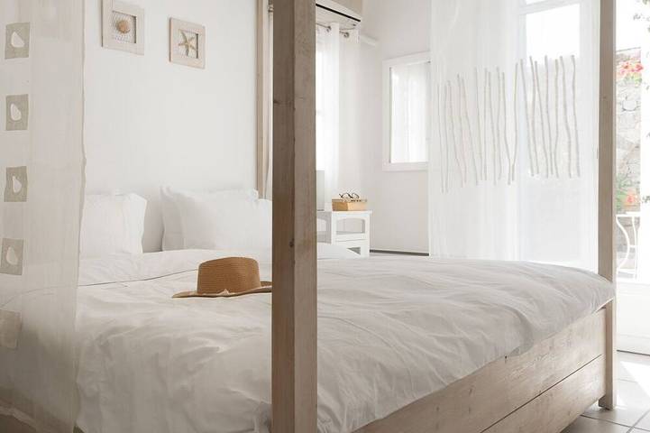 Location de vacances pour 12 personnes, avec terrasse et jardin dans Kalafatis - 3