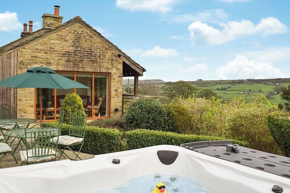 4 bedroom accommodation in Holmfirth in West Yorkshire