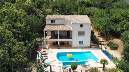 Gîte pour 8 personnes, avec piscine ainsi que vue et jardin, adapté aux familles à Courry