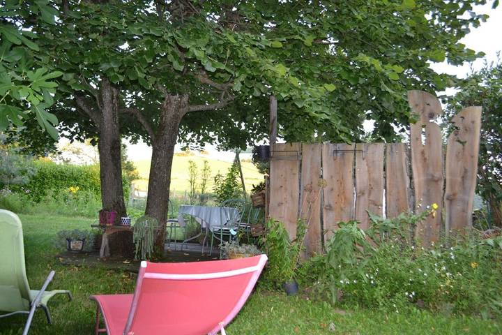 Chambre d’hôte pour 3 personnes, avec vue ainsi que jardin et piscine, adapté aux familles dans le Puy-de-Dôme - 4
