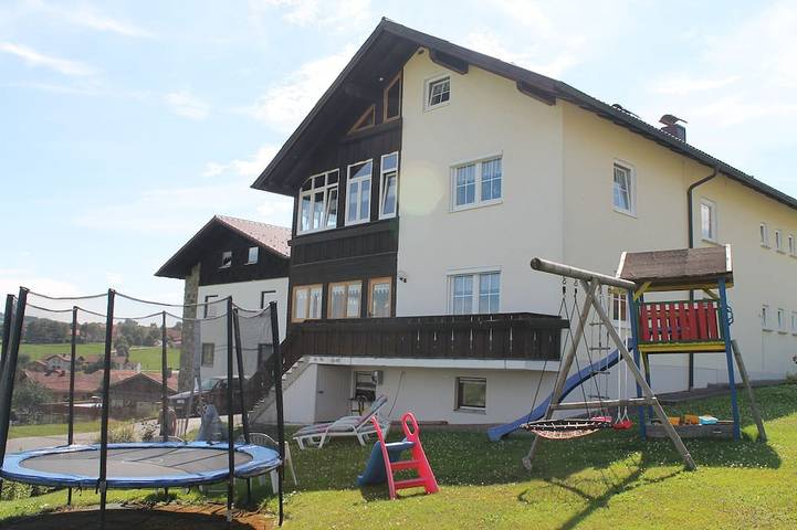 Ferienwohnung für 6 Personen, mit Balkon und Garten sowie Sauna in Kirchberg im Wald