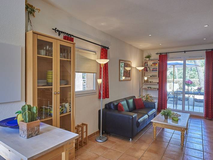 Gîte pour 4 personnes, avec jardin ainsi que terrasse et piscine à Nans-les-Pins - 3