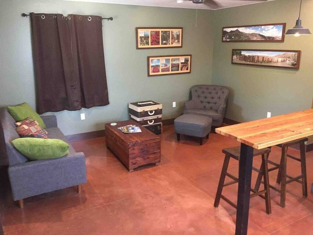 Die Kaktus-Auflage, eine Bestimmungsortwohnung im historischen alten Stadtpappelholz in Cottonwood (AZ), Coconino Nationalwald