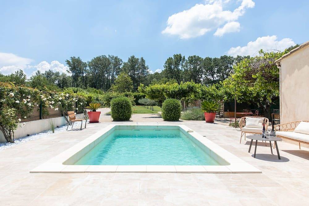 Country house in the heart of Provence with private pool and fenced garden in Velleron, Vaucluse