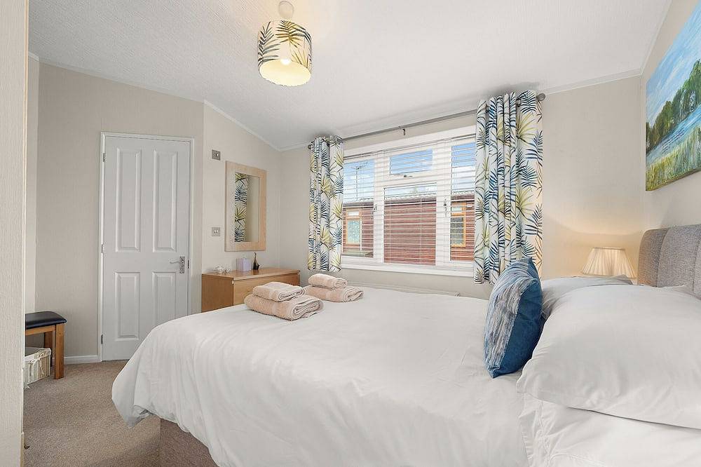 Daisy Lodge - peaceful, riverside, pet friendly lodge in Shakespeare's Stratford in Stratford upon Avon, Warwickshire