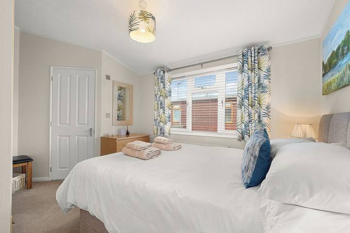 Daisy Lodge - peaceful, riverside, pet friendly lodge in Shakespeare's Stratford in Stratford upon Avon, Warwickshire