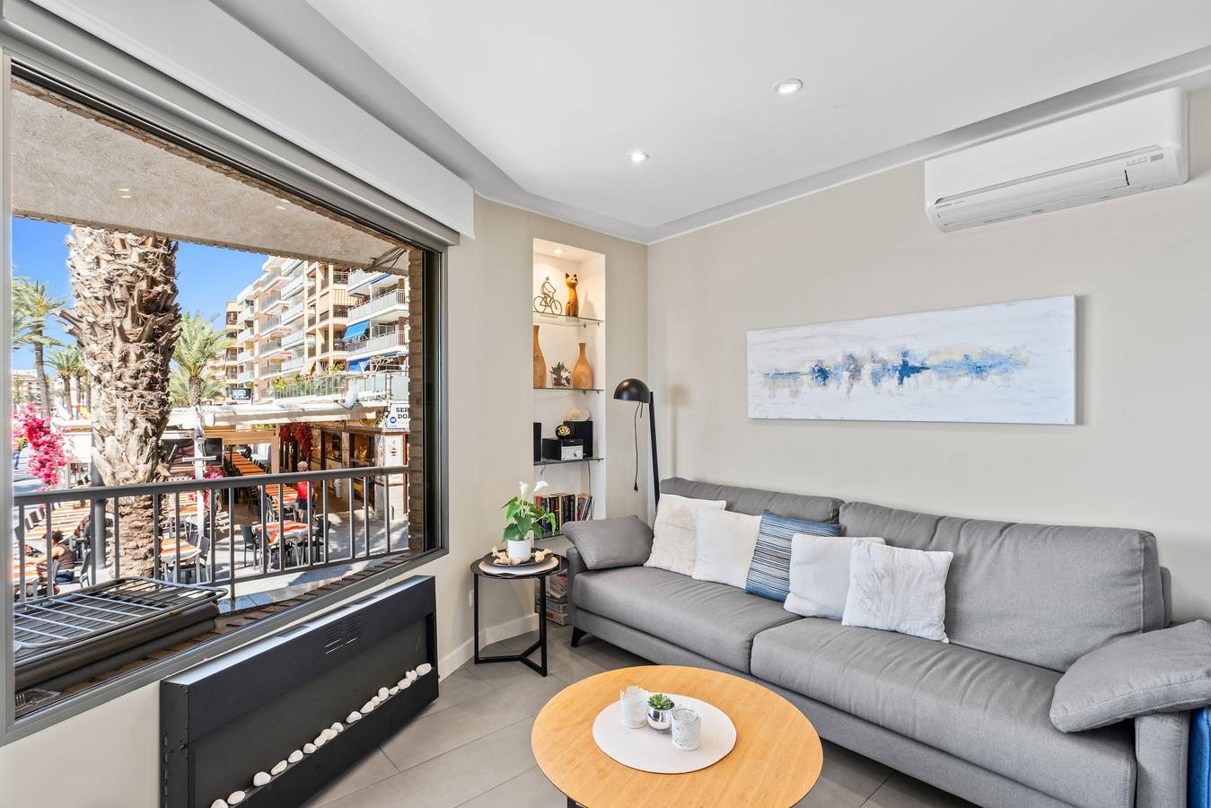 Apartamento entero, Apartamento 'Mtsrat2' con vistas al mar, Wi-Fi y aire acondicionado in Torrevieja Centro, Torrevieja