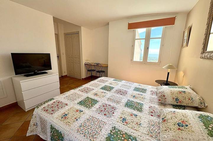 Gîte pour 4 personnes, avec piscine dans Golf De Fregate - 2