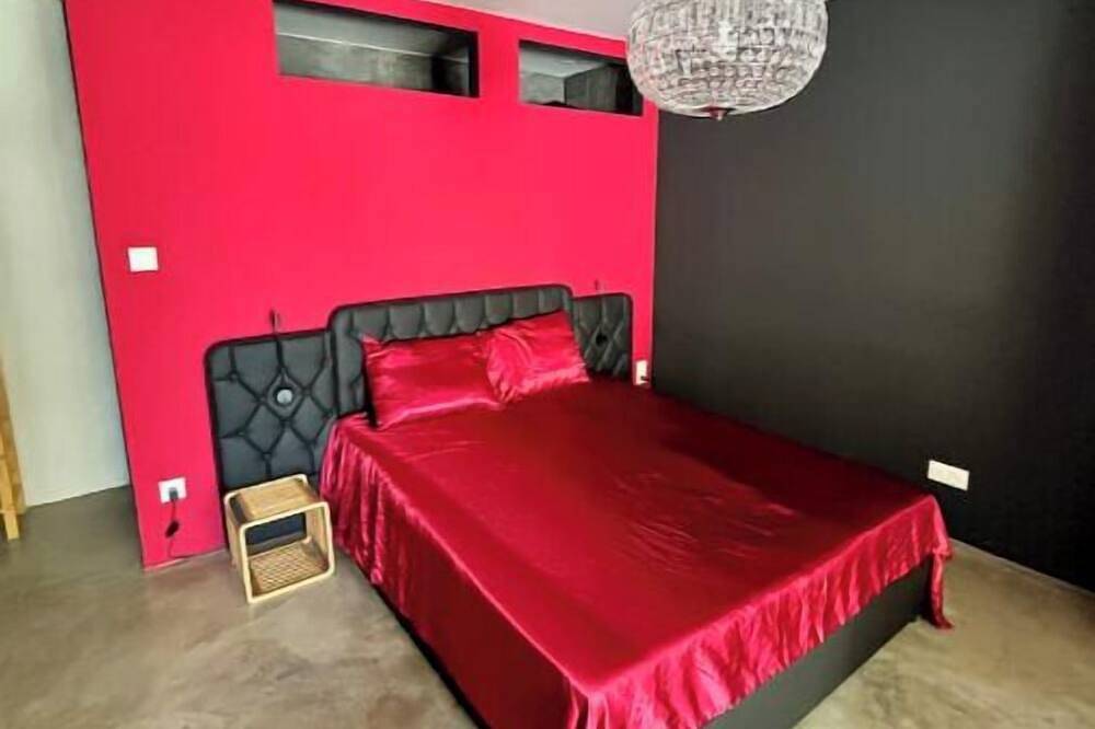 L'Interlude, a secret, sensual interlude. in Vitrolles, Istres region