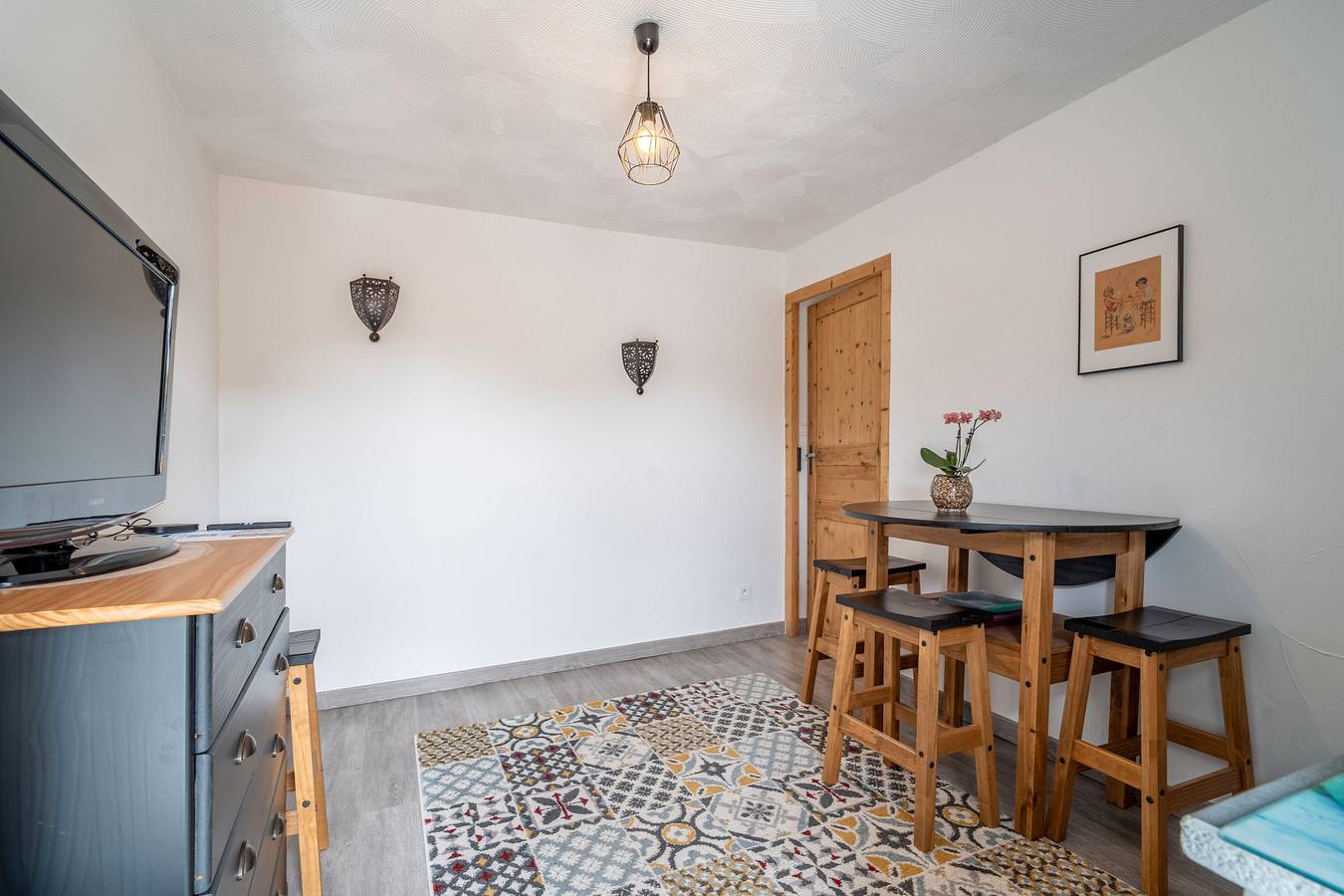 Appartement entier, Gîte 'L'Orchidée' avec jardin partagé, Wi-Fi et climatisation in Lespignan, Côte d'Améthyste