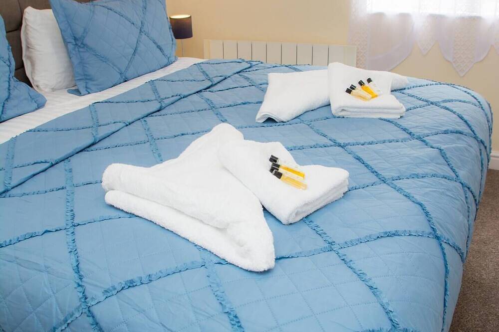 Entire apartment, Blue Orchid in Stroud by Golden Valley in Stroud, Gloucestershire