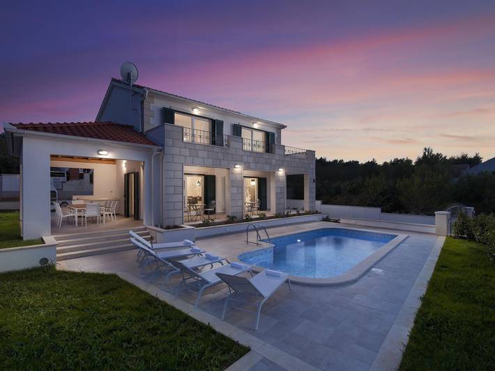 Villa pour 8 personnes, avec terrasse ainsi que jardin et piscine, animaux acceptés dans Brac - 2