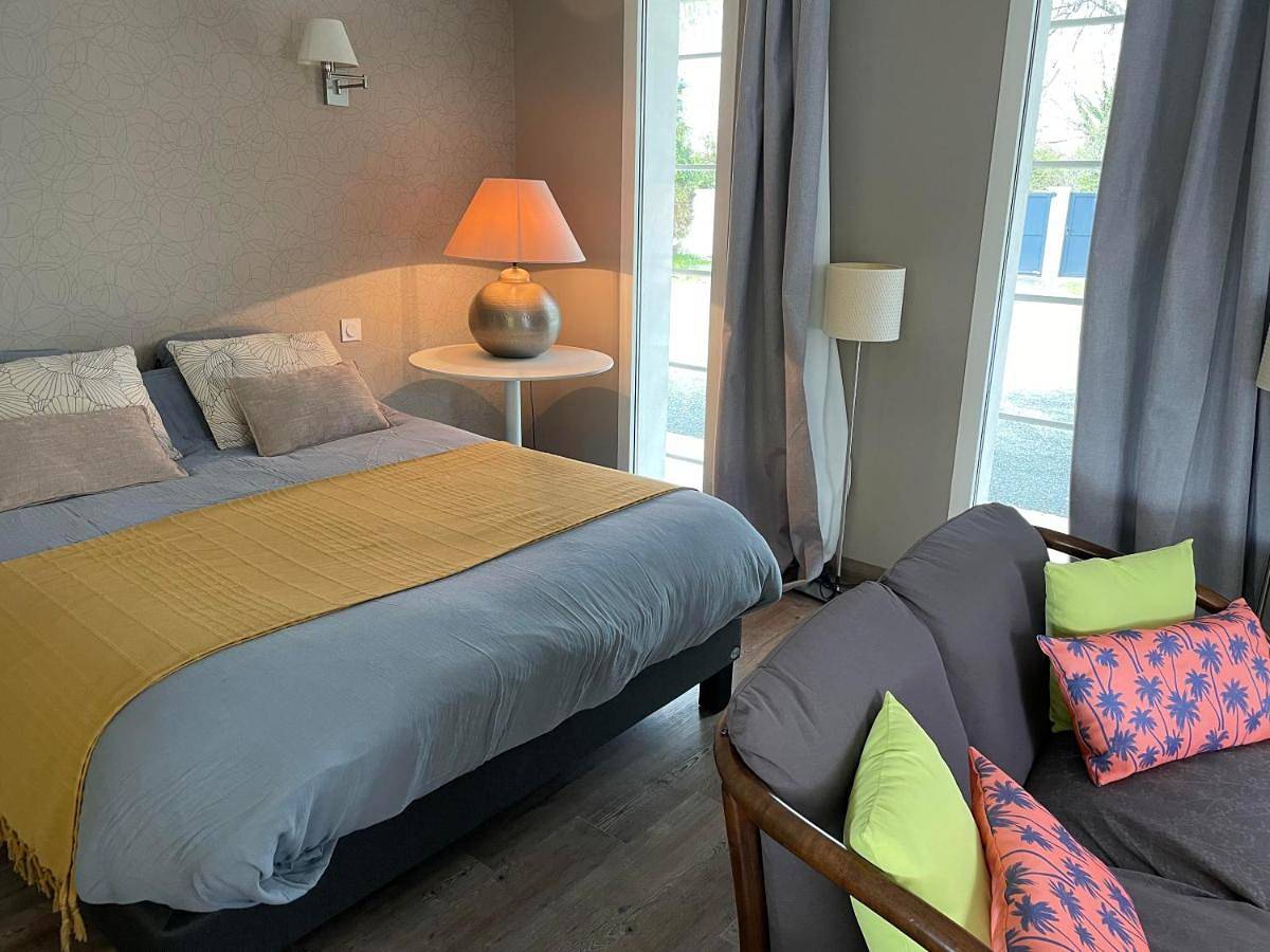 Double Room with Patio in Bergerac, Périgord Pourpre