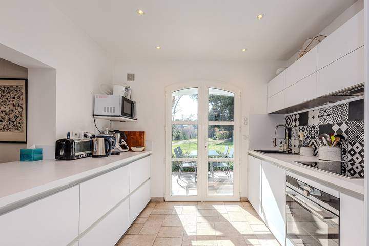 Location de vacances pour 6 personnes, avec terrasse ainsi que jardin et piscine à Villecroze - 3