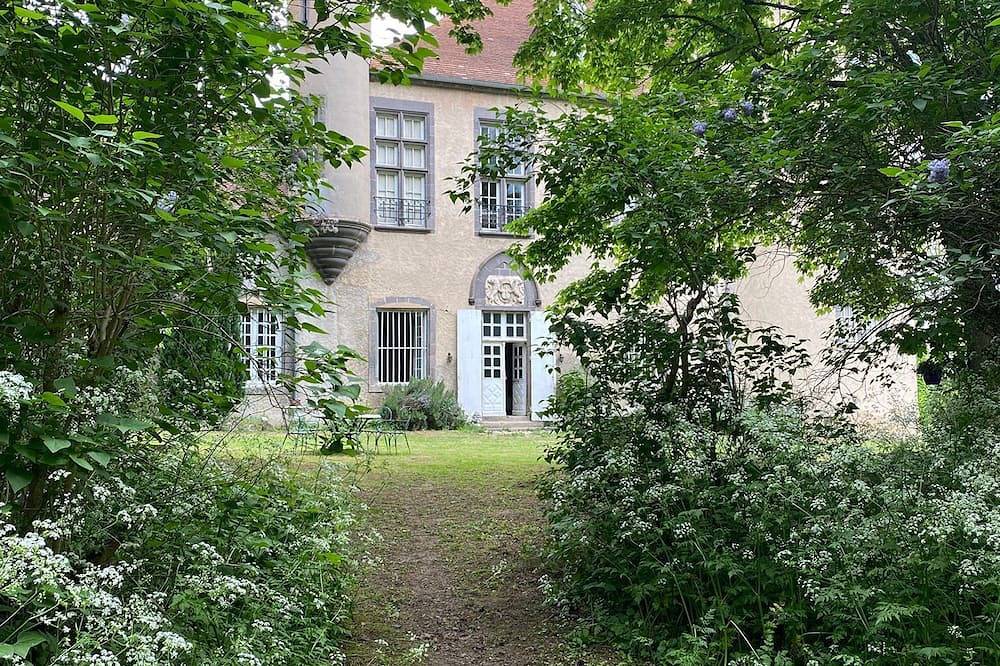 Chambre d'hôte en pleine nature au Château de Blot in Blot-l'Église, Puy-de-Dôme