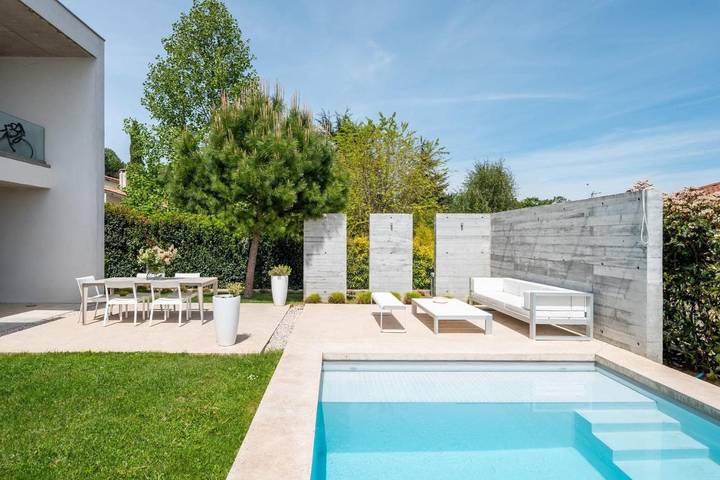 Location de vacances pour 8 personnes, avec terrasse ainsi que jardin et piscine à Collonges-au-Mont-d'Or - 3