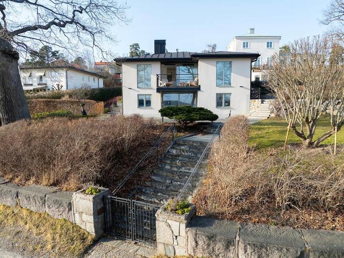 Villa för 8 Personer, med Balkong samt Terass och Trädgård och Utsikt i Danderyd
