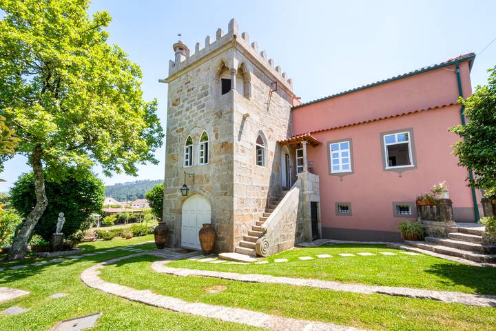 Casa de férias para 8 pessoas, com jardim e piscina e ainda varanda em Barcelos