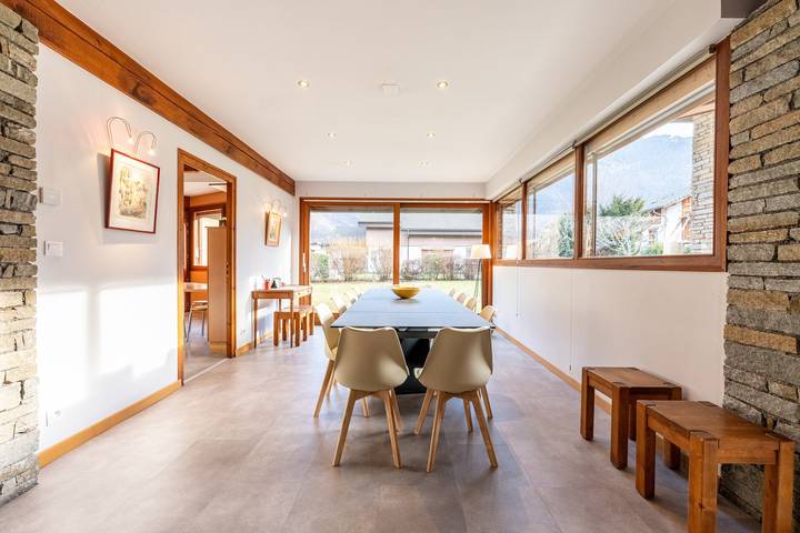 Chalet 'Pierre Et Bois' con vistas a la montaña, terraza privada y Wi-Fi in Aigueblanche, Massif de la Vanoise