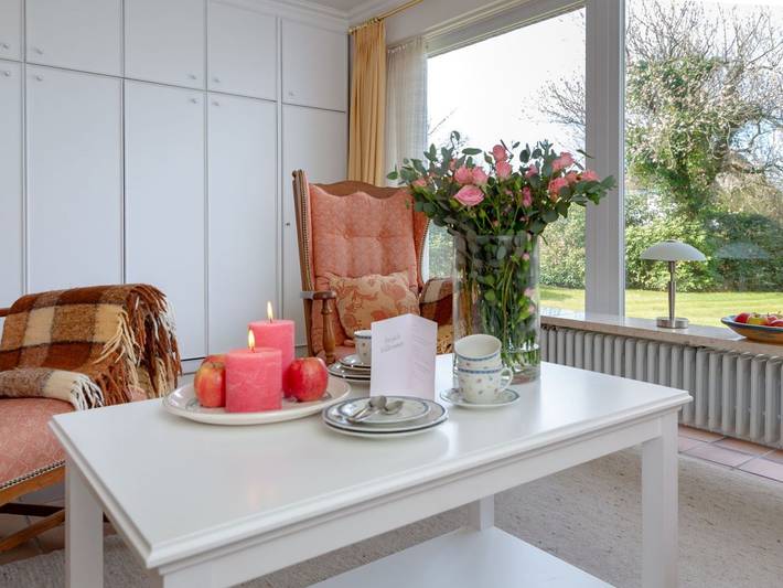 Ganze Ferienwohnung, Ferienwohnung Charlie - Idyllische Erdgeschosswohnung mit Garten in zentraler Lage von Wenningstedt in Wenningstedt, Sylt