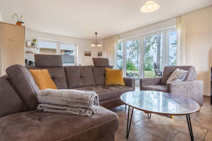 Appartement entier, Appartement 'Haus 11 Eg' avec vue sur le lac, terrasse privée et Wi-Fi in Röbel, Lac Müritz