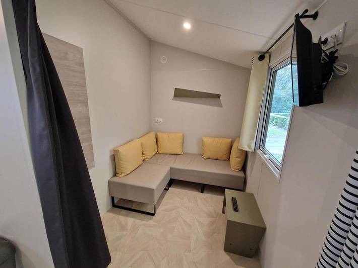 Parc de vacances pour 5 personnes, avec vue ainsi que terrasse et piscine dans Saint-Geniez-d'Olt-et-d'Aubrac - 4