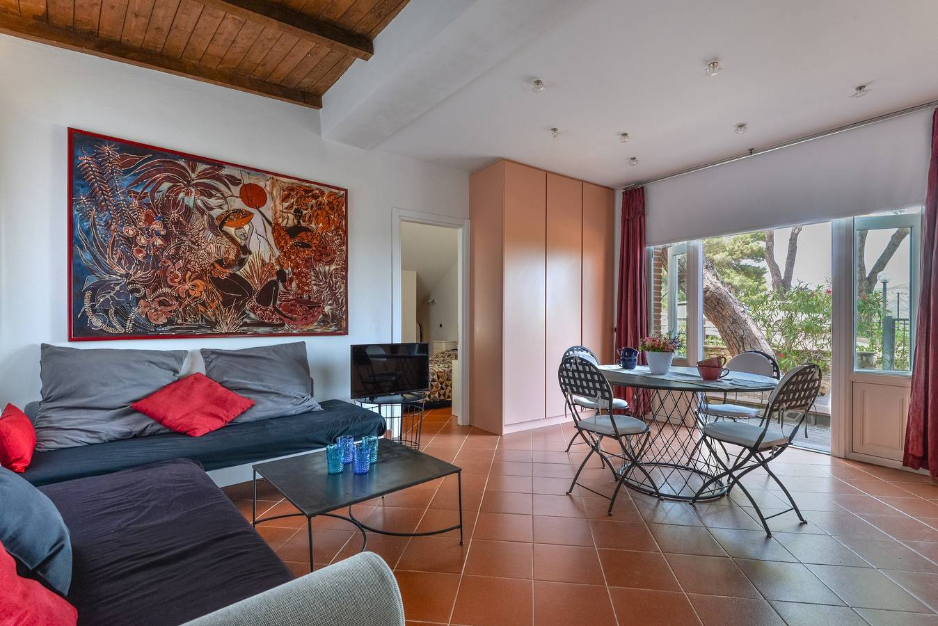 Geheel appartement, Appartement 'Margherita' met zeezicht, privéterras en balkon in Capo d'Arco, Riotorto
