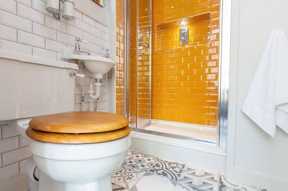Double en-suite room at Regency Guest House in Market Ward, Cambridge
