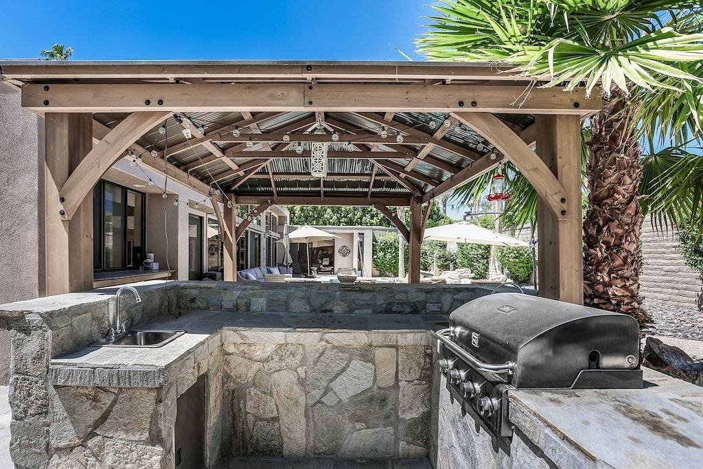 Fabulous, family-friendly home w/ private pool & spa, outdoor kitchen, wet bar in Rancho Mirage, Coachella Valley