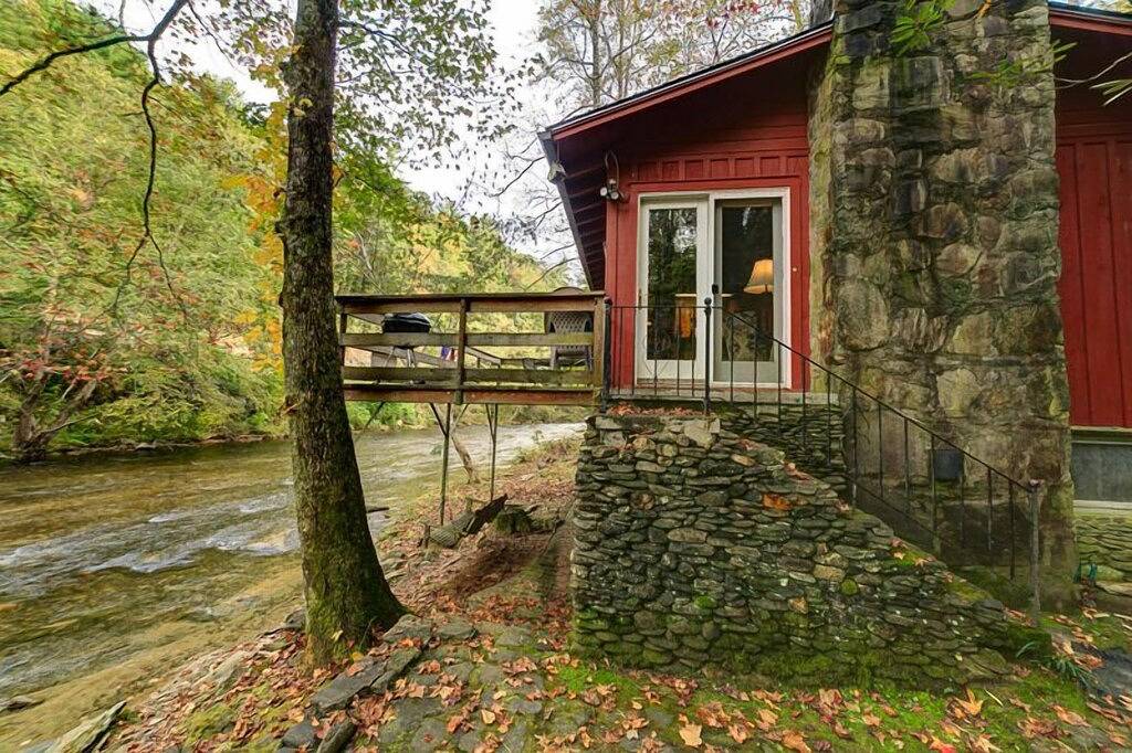 Log Cabin for 2 People in Helen, Blue Ridge Mountains
