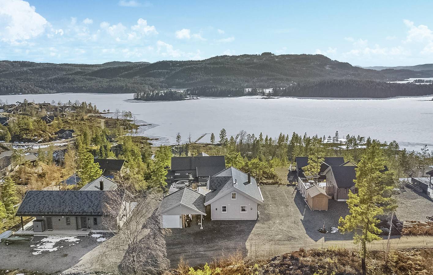 Feriehus for 8 personer med innsjøutsikt in Drangedal 