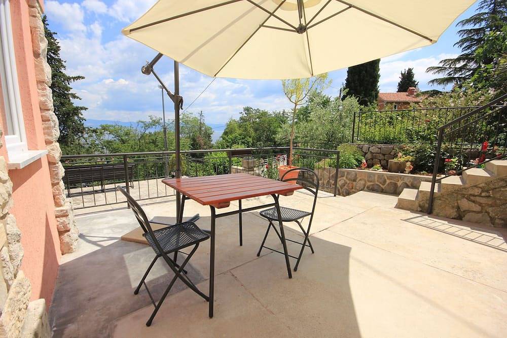 Ganze Wohnung, 1-Zimmer-Ferienwohnung mit Terrasse und Meerblick Medveja, Opatija (A-2305-c) in Medveja, Opatija Riviera