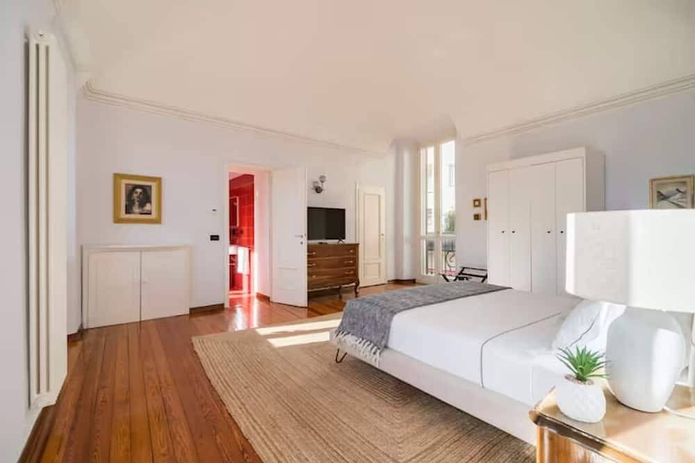 Ganze Wohnung, In Biella's Historic Center - Large, Luxurious, Multi-family Design Apartment in Biella, Biella Provinz