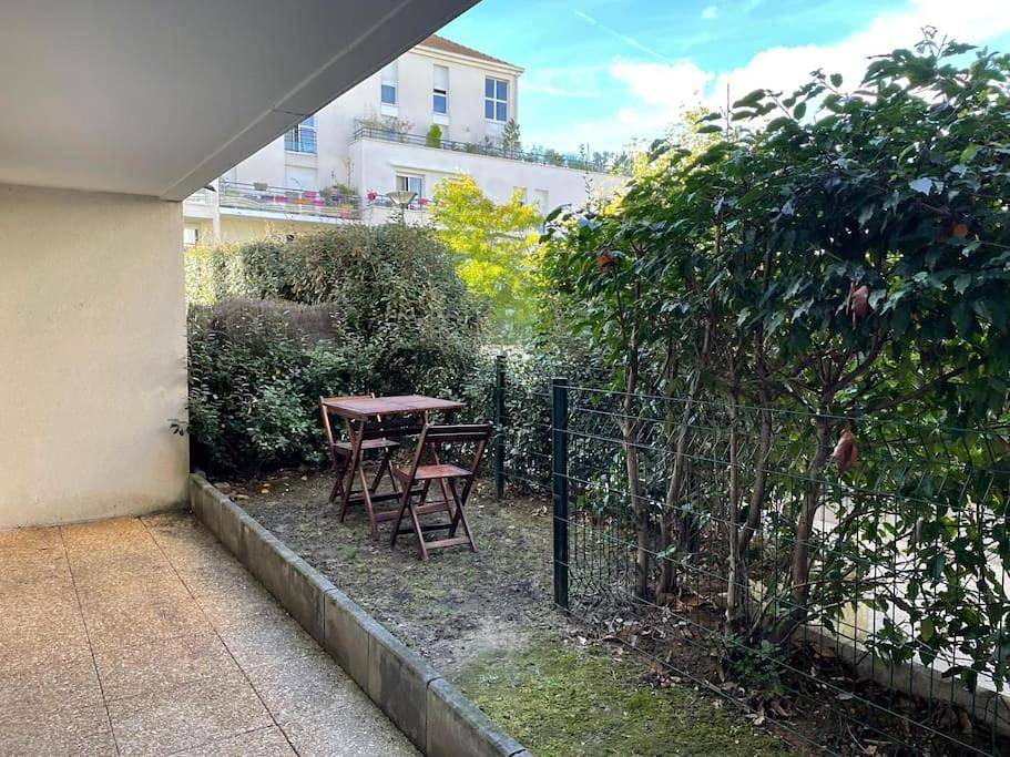 Appartement entier, Studio 28 m2 & jardin privatif 20 m2 in Montigny-le-Bretonneux, Yvelines