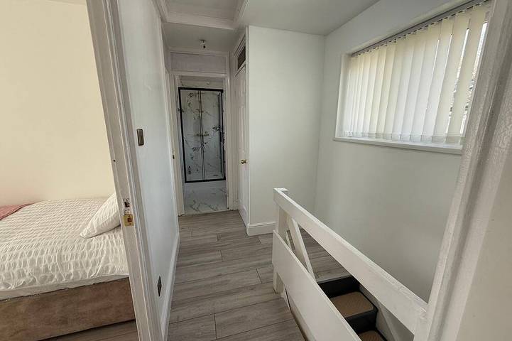 “Large Newcastle Home for 8– 4 guest Bedrooms, 5 Beds in Newcastle upon Tyne, Tyne and Wear
