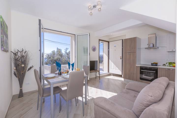 Gîte pour 5 personnes, avec balcon et vue sur l’océan, adapté aux familles à Alassio - 2